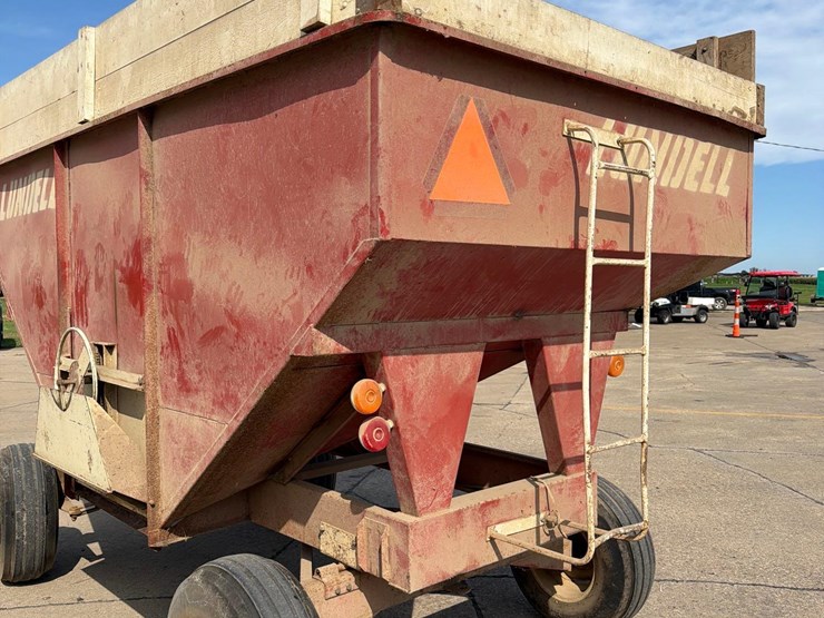 lundell-350-bushel-gravity-wagon-image-6
