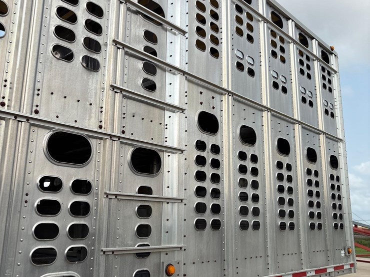 2014-wilson-livestock-trailer-image-29