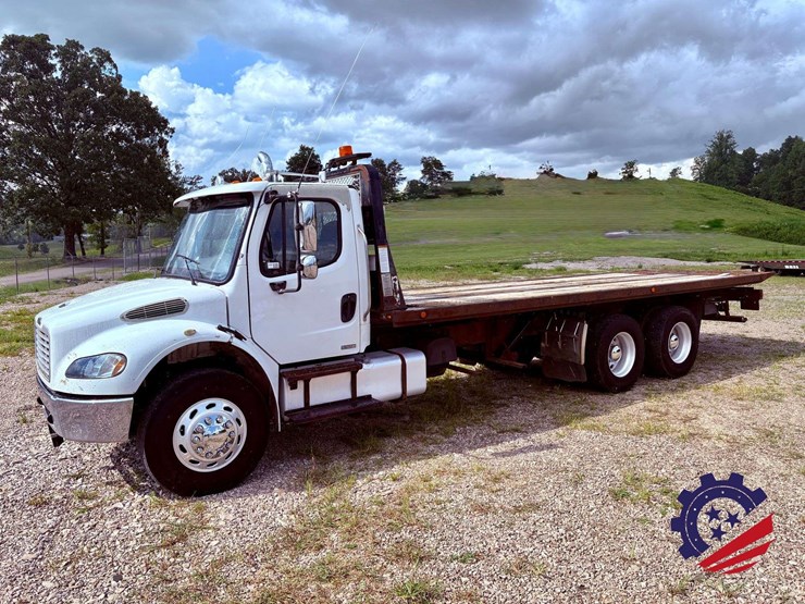 2006-freightliner-m2-106-image-1