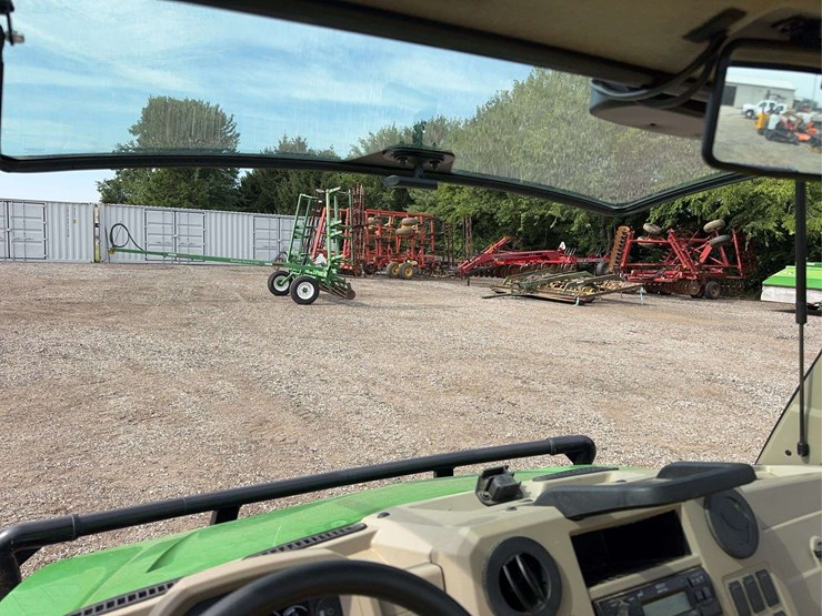 2022-john-deere-gator-image-24