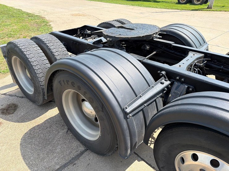 2007-peterbilt-379-image-12