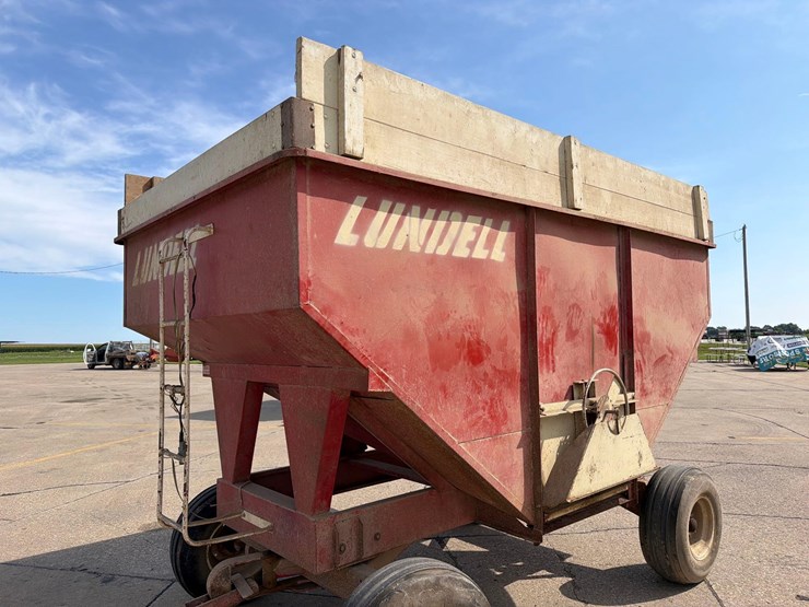 lundell-350-bushel-gravity-wagon-image-11