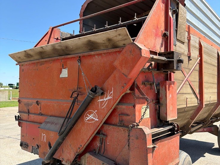roorda-16ft-front-unload-silage-wagon-image-11