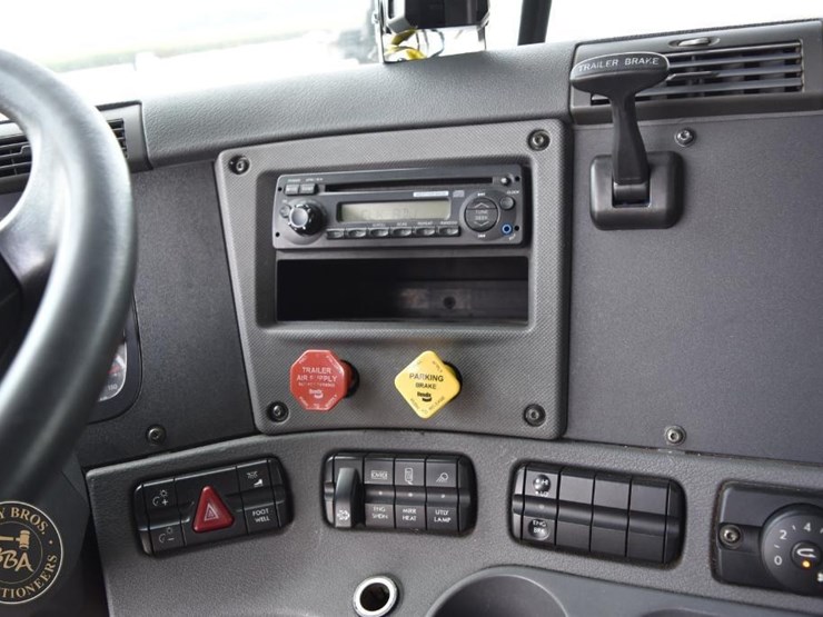 2011-freightliner-cascadia-113-image-46