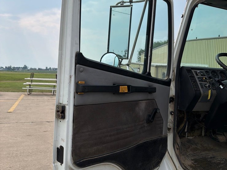 2000-freightliner-fl60-image-33