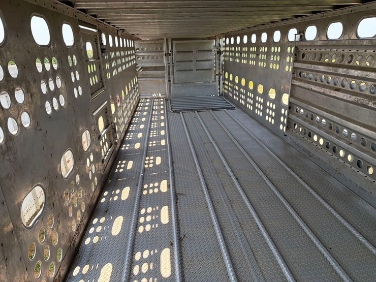 2016-merrit-102"-x-48ft-semi-livestock-trailer-image-62