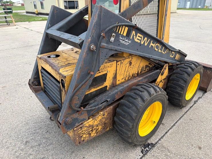 new-holland-l555-image-7