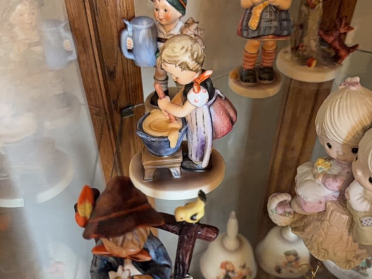 precious-moments-set,-also-more-goebel-pieces,-west-germany.-winning-bidder-takes-all-(19-total)-image-9
