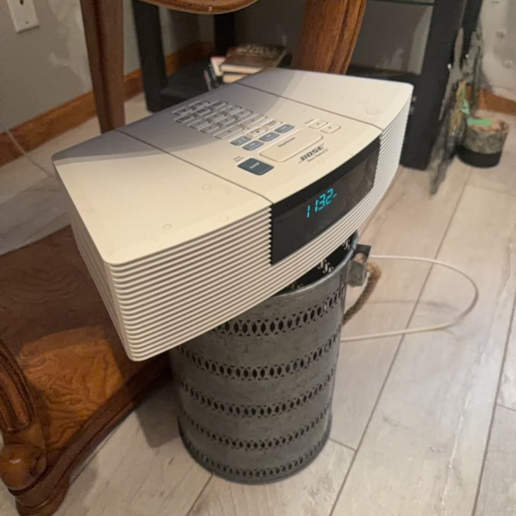 Bose wave radio, works excellent, does not come with remote