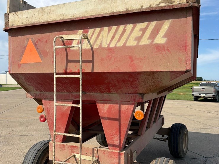 lundell-350-bushel-gravity-wagon-image-19