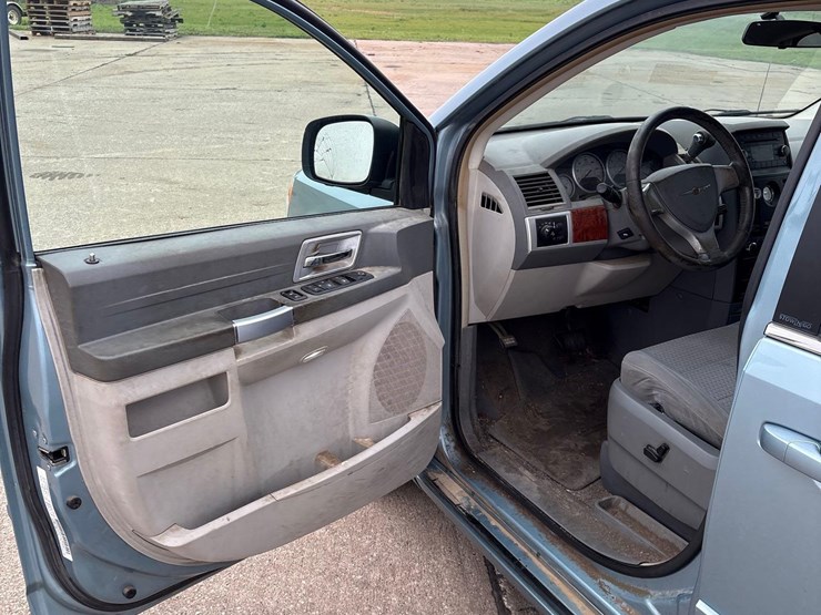 2008-chrysler-town-&-country-touring-image-29