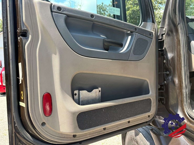 2017-freightliner-cascadia-113-image-52