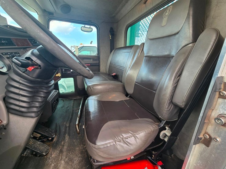 2010-kenworth-t370-image-38
