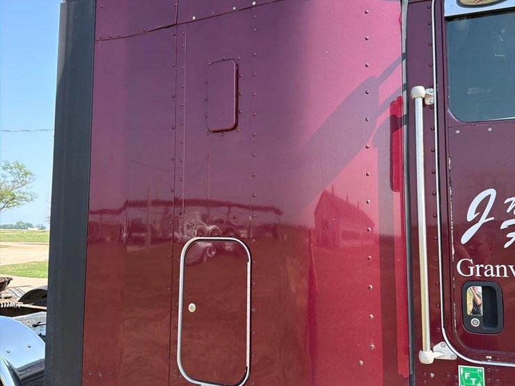 2010-kenworth-t660-image-23