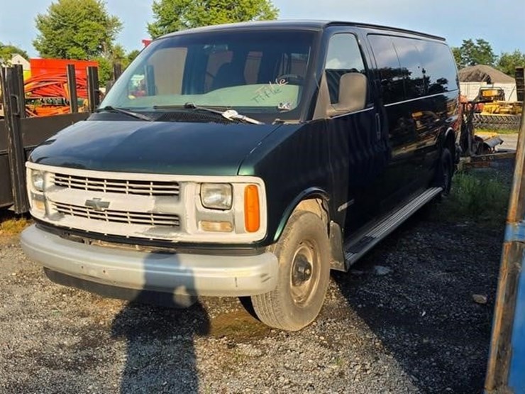 2001-chevrolet-express-3500-image-2