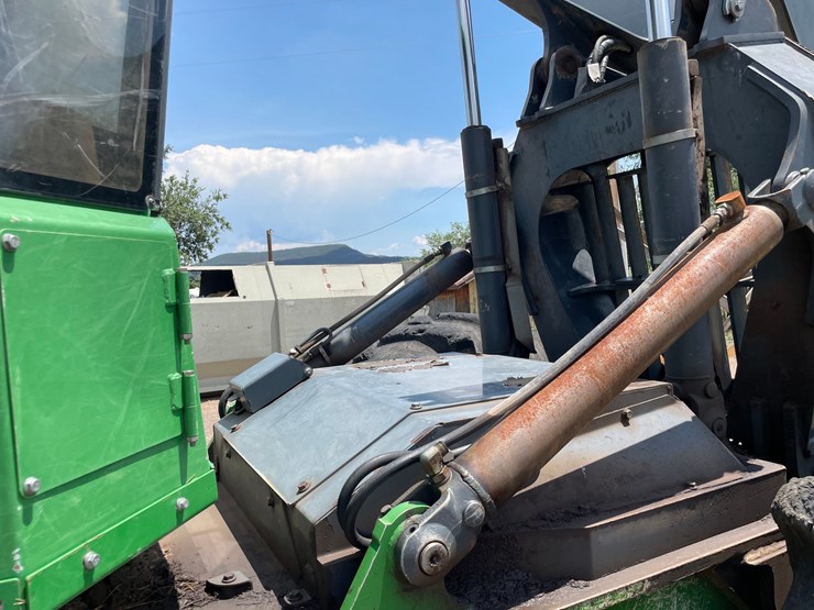 2015-deere-648l-image-13