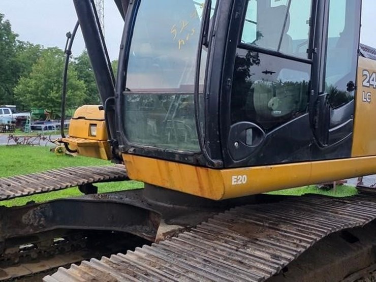 2011-deere-240d-lc-image-51
