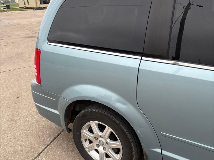 2008-chrysler-town-&-country-touring-image-19