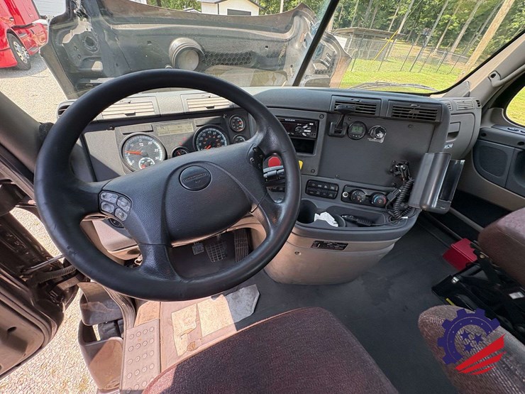 2017-freightliner-cascadia-113-image-60