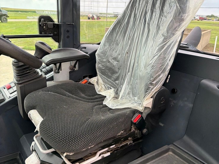 2021-deere-324l-image-38