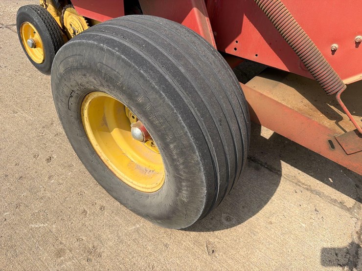 new-holland-660-image-8
