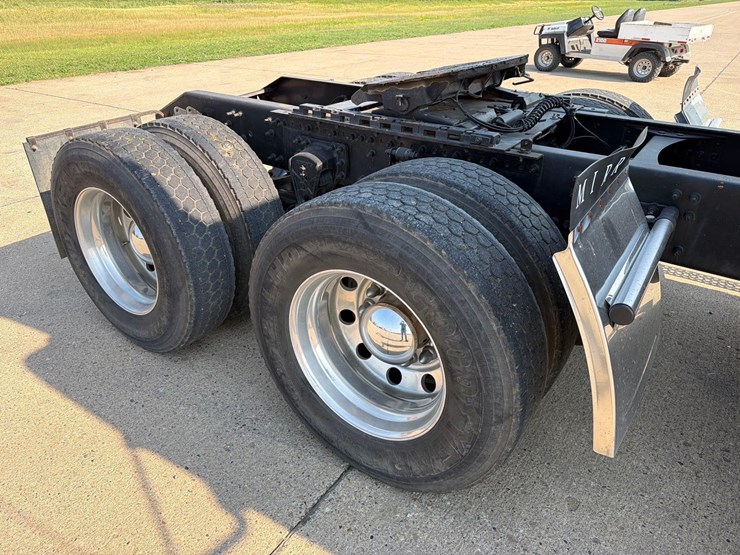 2005-volvo-semi-truck-image-10