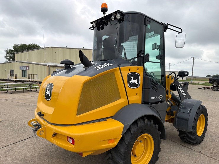 2021-deere-324l-image-23