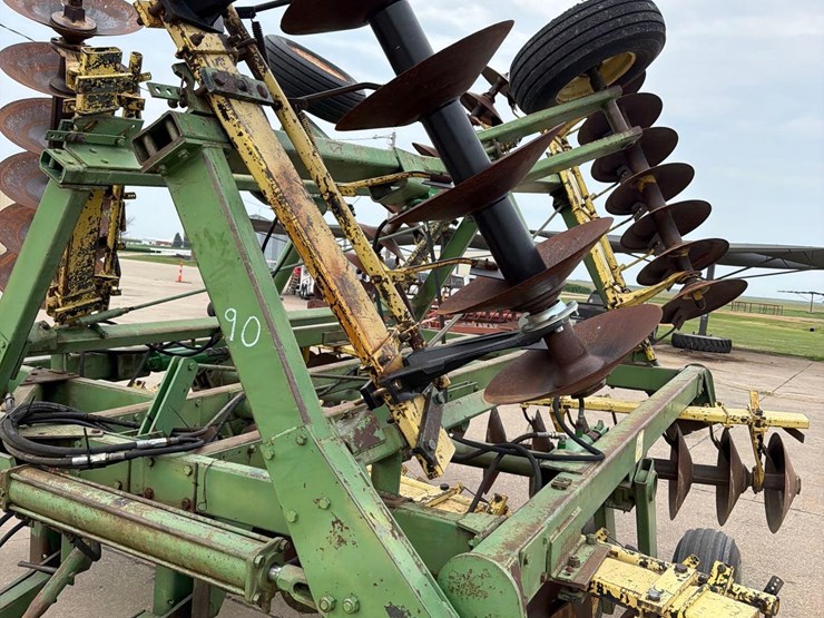 john-deere-330-image-12
