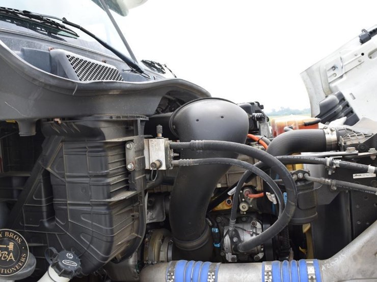 2011-freightliner-cascadia-113-image-55