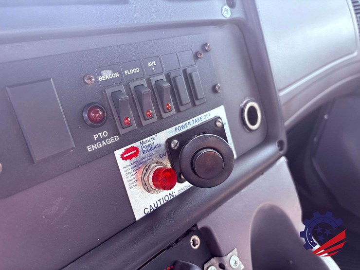 2006-freightliner-m2-106-image-75