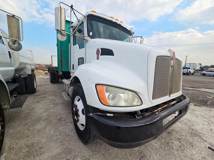 2010-kenworth-t370-image-22