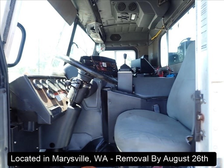 2005-peterbilt-320-image-4