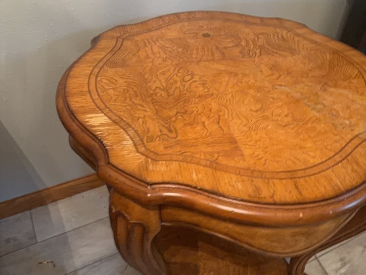 lamp-table,-note-showing-a-bit-of-wear-on-top-image-4