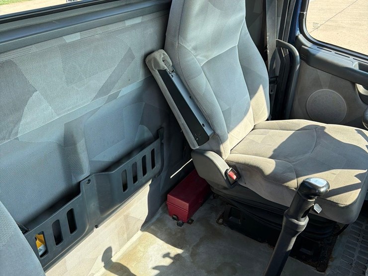 2005-volvo-semi-truck-image-43