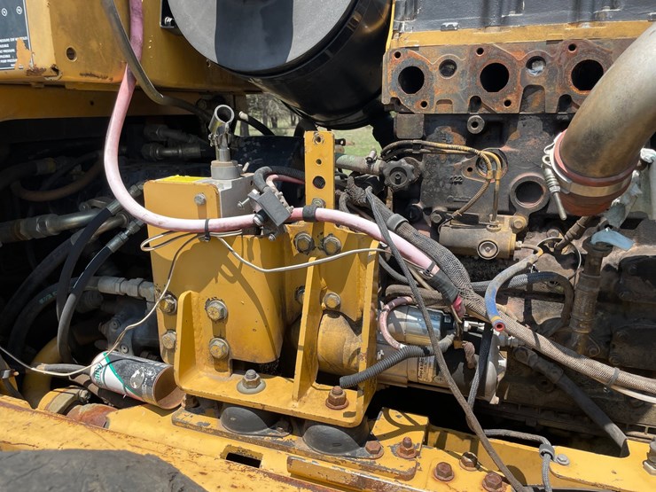 2010-caterpillar-553-image-34