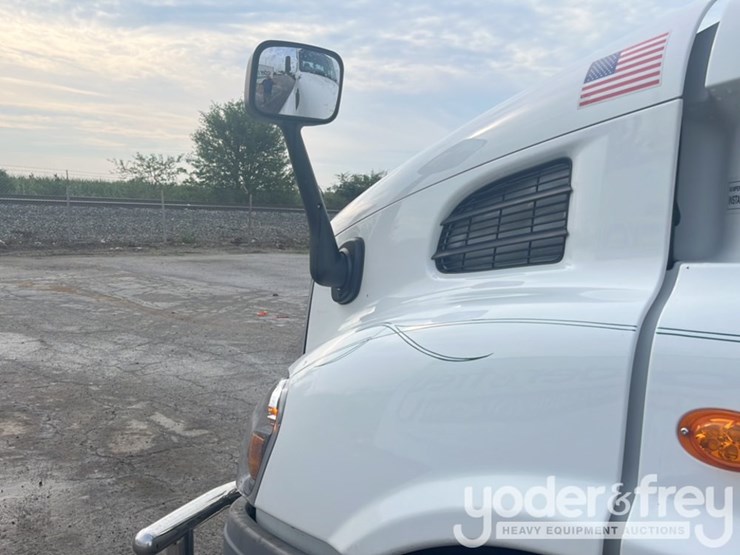 2018-freightliner-cascadia-113-image-14