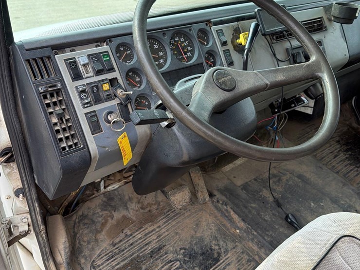 2000-freightliner-fl60-image-35