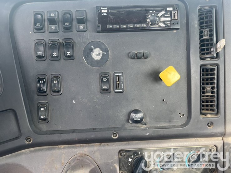 2018-freightliner-114sd-image-13