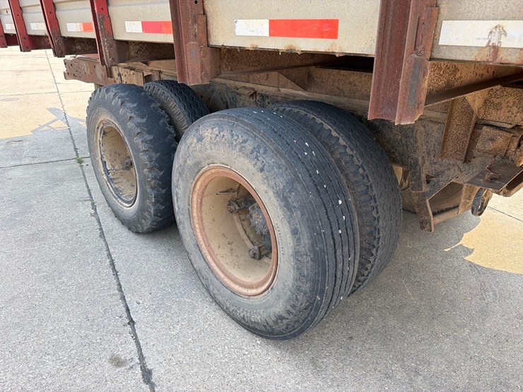 h&s-18ft-rear-unload-silage-wagon-image-16