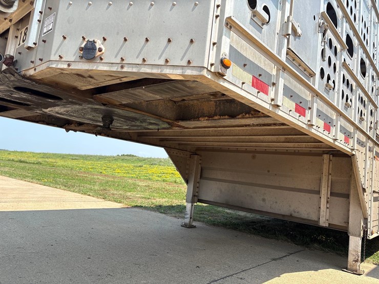 2016-merrit-102"-x-48ft-semi-livestock-trailer-image-26