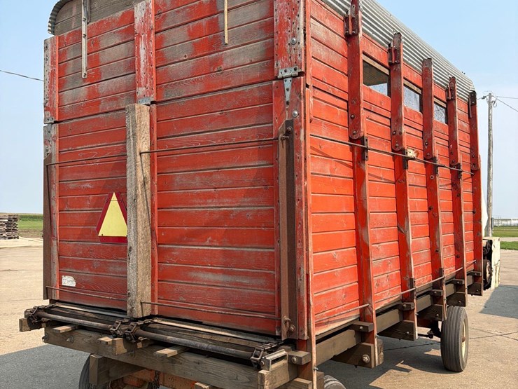 lindsay-14ft-front-unload-silage-wagon-image-26