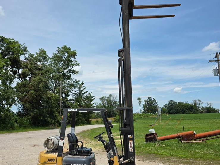 caterpillar-fork-lift-image-9
