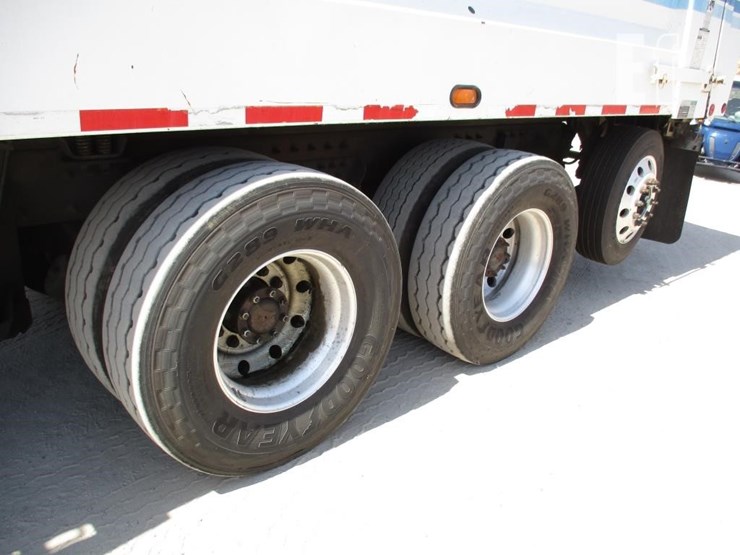 2010-peterbilt-320-image-28