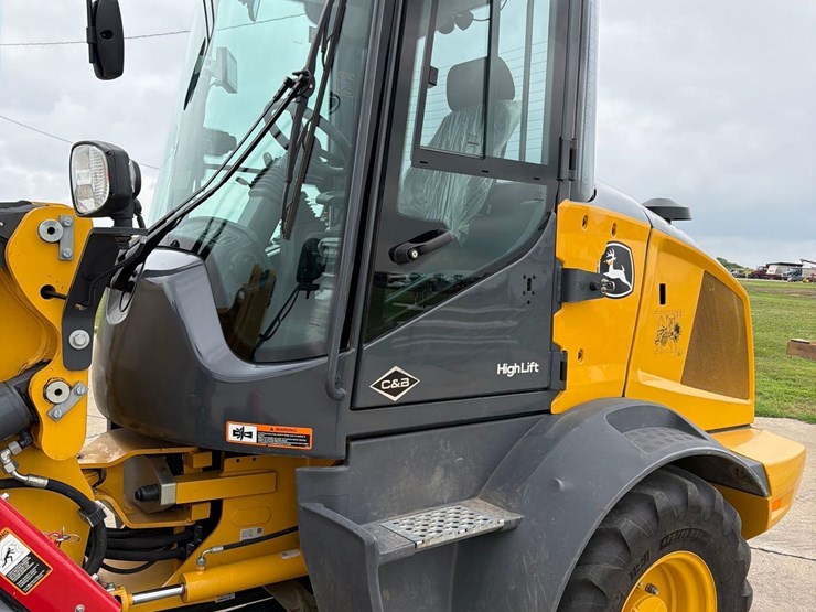 2021-deere-324l-image-31