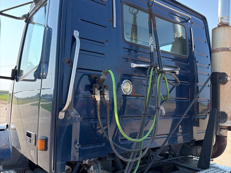 2005-volvo-semi-truck-image-21