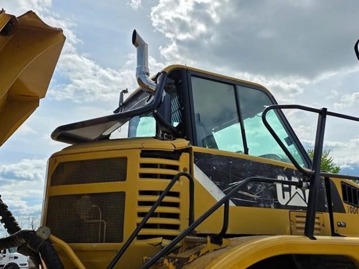 2011-caterpillar-740-image-39