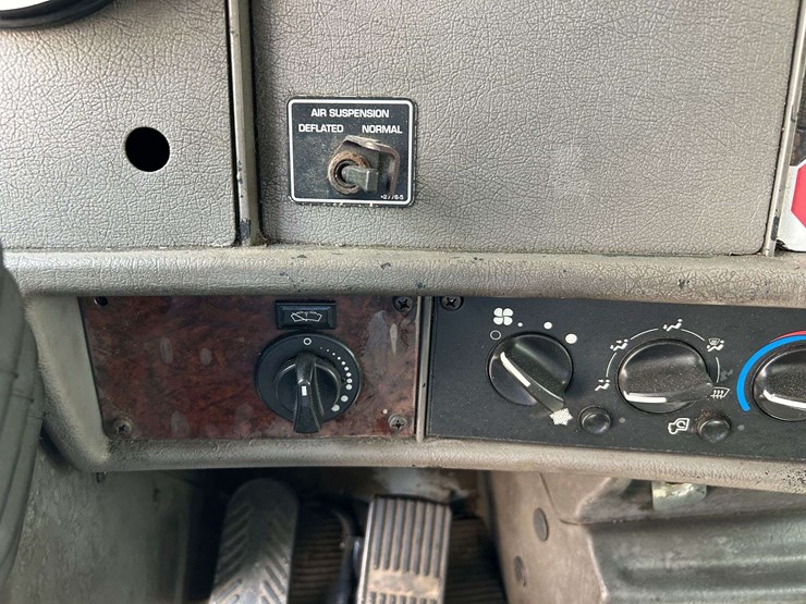 2005-kenworth-t300-image-78