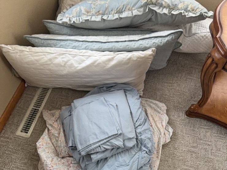 pile-of-king-size-bedding-and-pillows-image-2