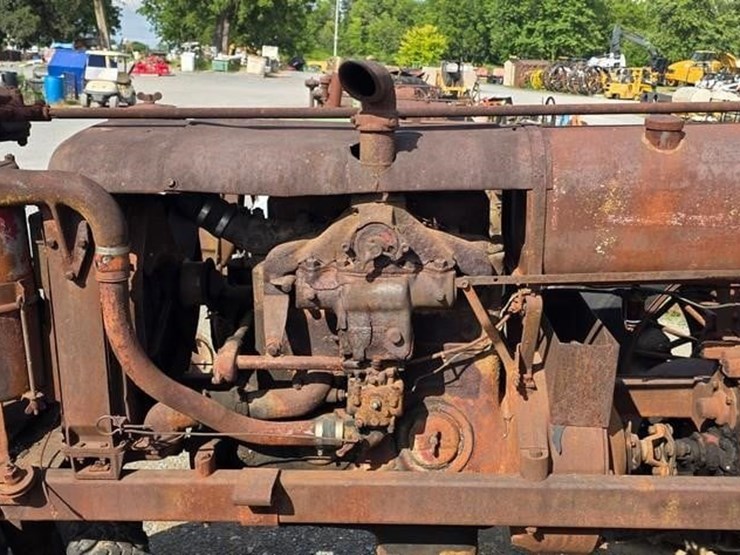 farmall-f20-tractor-(not-running)-image-15