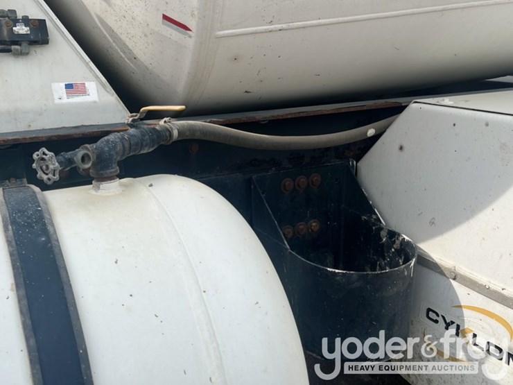 2018-freightliner-114sd-image-32